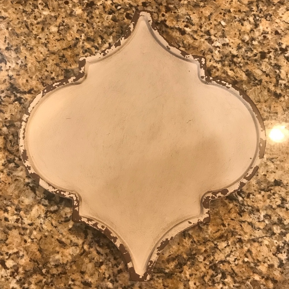 ▪️Distressed Metal/Tin Decor